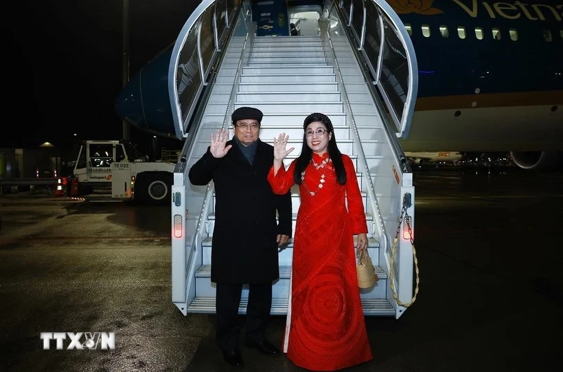 El primer ministro de Vietnam, Pham Minh Chinh, y su esposa regresan a Hanoi luego de concluir con éxito su gira europea (Fuente: VNA)