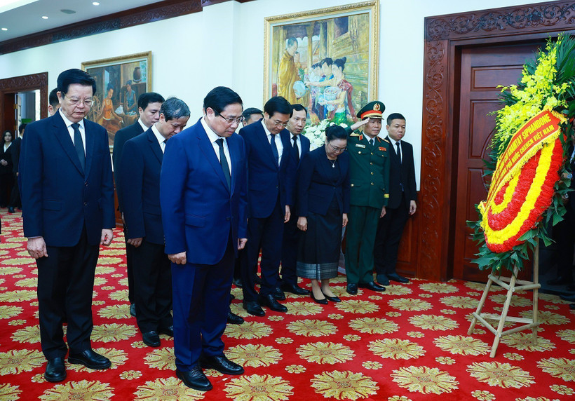 El primer ministro Pham Minh Chinh rinde homenaje al expresidente de Laos, Khamtay Siphandone, en una ceremonia en Hanoi (Fuente: VNA)