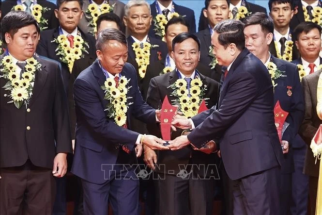 El presidente de la Asamblea Nacional, Tran Thanh Man, rinde homenaje a los 95 trabajadores destacados. (Fuente: VNA)