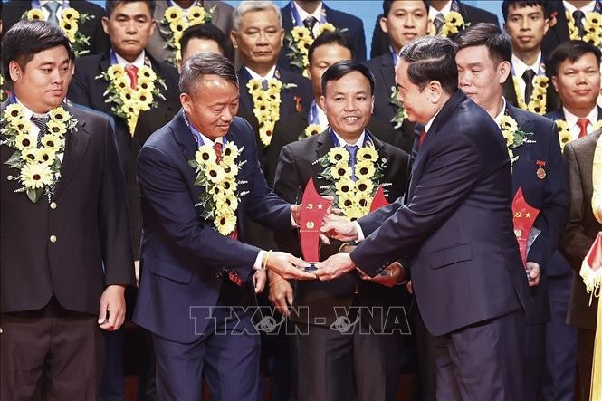 El presidente de la Asamblea Nacional, Tran Thanh Man, rinde homenaje a los 95 trabajadores destacados. (Fuente: VNA)