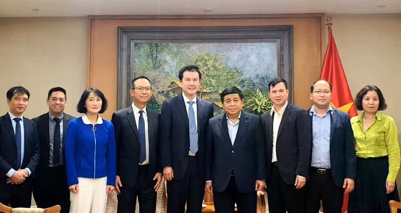 El viceprimer ministro Nguyen Chi Dung (cuarto desde la derecha) y los delegados posan para una foto de grupo en la reunión. (Foto: VNA)