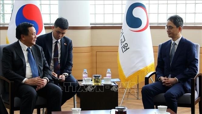 El director de la Academia Nacional de Política Ho Chi Minh y presidente del Consejo Teórico Central, Nguyen Xuan Thang y Park Cheol Hee, rector de la Academia Diplomática Nacional de Corea del Sur (Fuente: VNA)