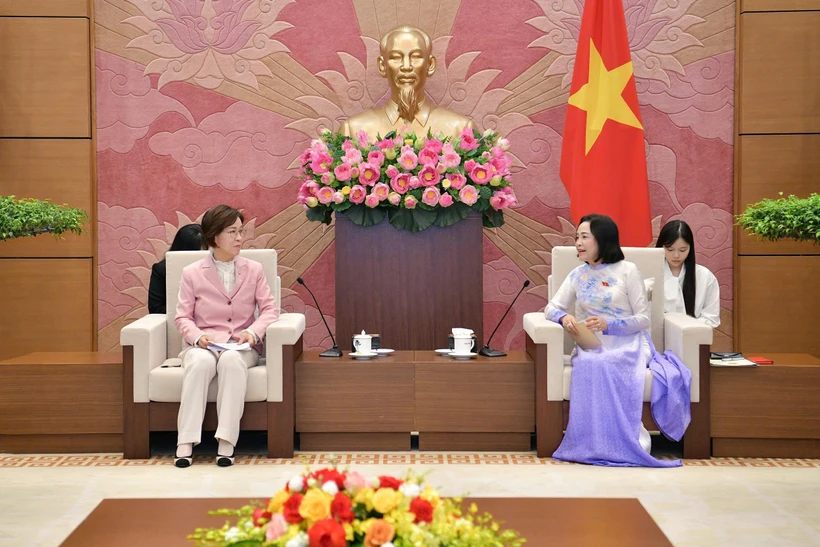La vicepresidenta de la Asamblea Nacional de Vietnam, Nguyen Thi Thanh, recibe a Lee In-sun, jefa del Comité de Igualdad de Género y Familia del Parlamento de Corea del Sur (Fuente: VNA) 