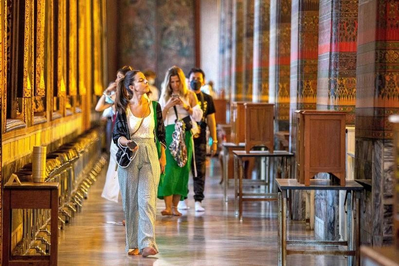 Los turistas visitan el templo Wat Pho en Bangkok, Tailandia. (Foto: VNA)