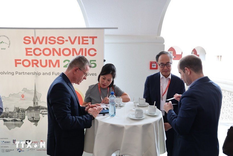 Empresas vietnamitas y suizas exploran oportunidades de cooperación en el Día de Vietnam 2025. (Foto: VNA)