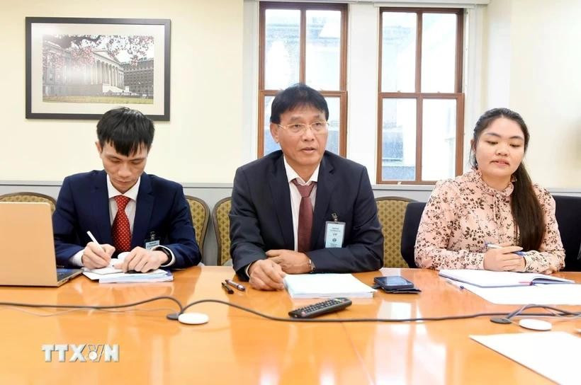 El subdirector general del Departamento General de Impuestos de Vietnam, Dang Ngoc Minh (centro) en la reunión (Fuente: VNA)