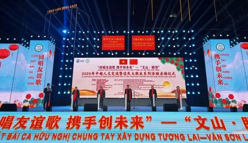 En la ceremonia de apertura del Festival de los Pueblos Fronterizos y del Año de Intercambio Humanístico Vietnam-China 2025 (Foto: thoidai.com.vn)