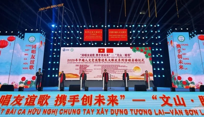 En la ceremonia de apertura del Festival de los Pueblos Fronterizos y del Año de Intercambio Humanístico Vietnam-China 2025 (Foto: thoidai.com.vn)