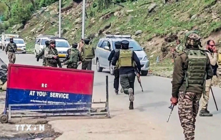 Oficiales de seguridad indios están desplegados en el lugar del mortal ataque terrorista en el norte de la India. (Foto: VNA)