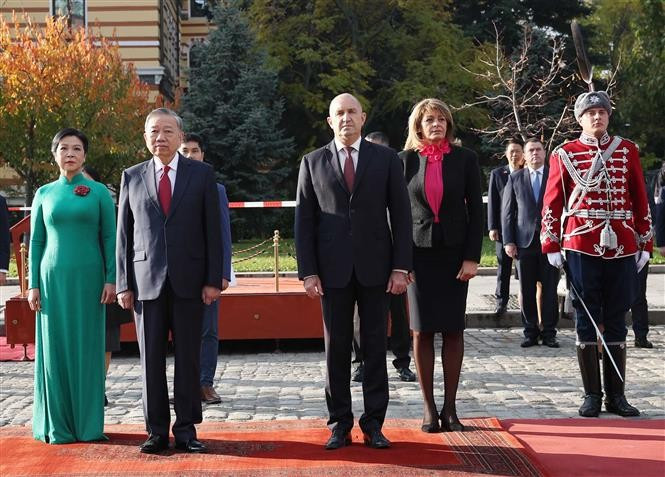 El presidente de Bulgaria, Rumen Radev, y su esposa presiden la solemne ceremonia de bienvenida al secretario general del Partido Comunista de Vietnam, To Lam, y a cónyuge, Ngo Phuong Ly (Fuente: VNA)