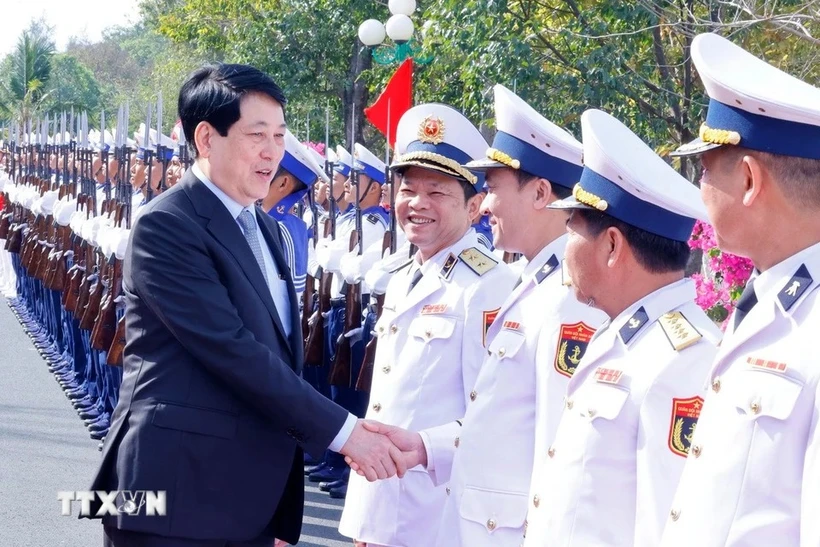 El presidente vietnamita, Luong Cuong, visitó y extendió saludos por el Tet a las fuerzas armadas estacionadas en Phu Quoc (Fuente: VNA)