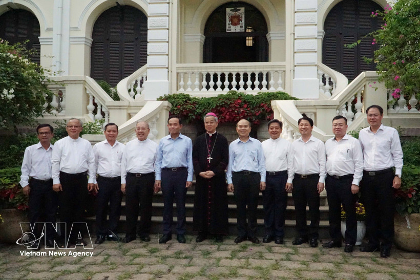 El secretario del Comité partidista local, Tran Luu Quang, realiza visita al Arzobispado de la Arquidiócesis de esta urbe sureña (Fuente: VNA)