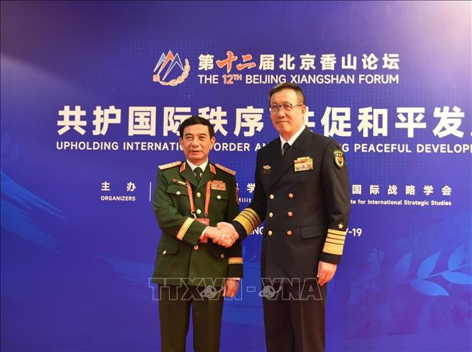 El general Phan Van Giang, ministro de Defensa de Vietnam (izquierda) y su par chino, el coronel general Dong Jun (Fuente: VNA)