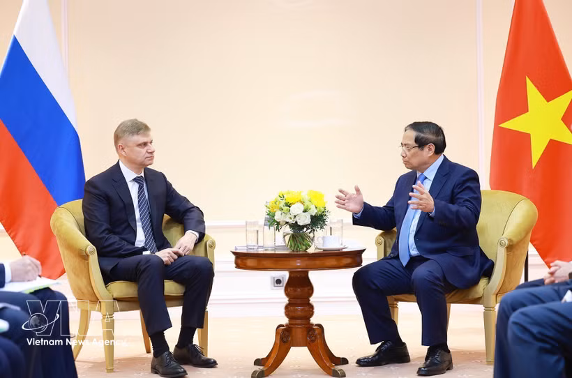 El primer ministro de Vietnam, Pham Minh Chinh, trabaja con Vladimir Petrovich Evtushenkov, presidente de AFK Sistema (Fuente: VNA)