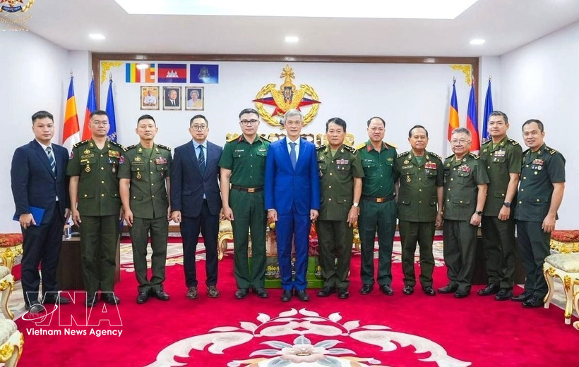 El embajador Nguyen Minh Vu encabeza una delegación de la Embajada de Vietnam para felicitar al Estado Mayor del Ejército Real Camboyano con motivo del tradicional Año Nuevo Choul Chnam Thmey 2026. (Foto: VNA)