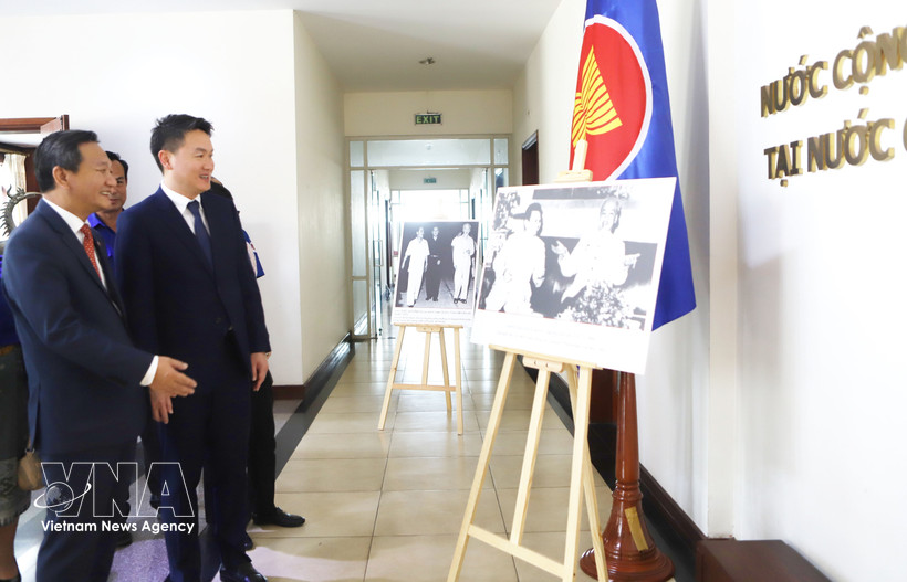 El secretario del Comité Central de la Unión de Jóvenes Revolucionarios del Pueblo de Laos, Thongly Sisoulith, visita una exposición de fotografías que muestra la historia de la relación especial entre Vietnam y Laos durante el evento. (Foto: VNA)