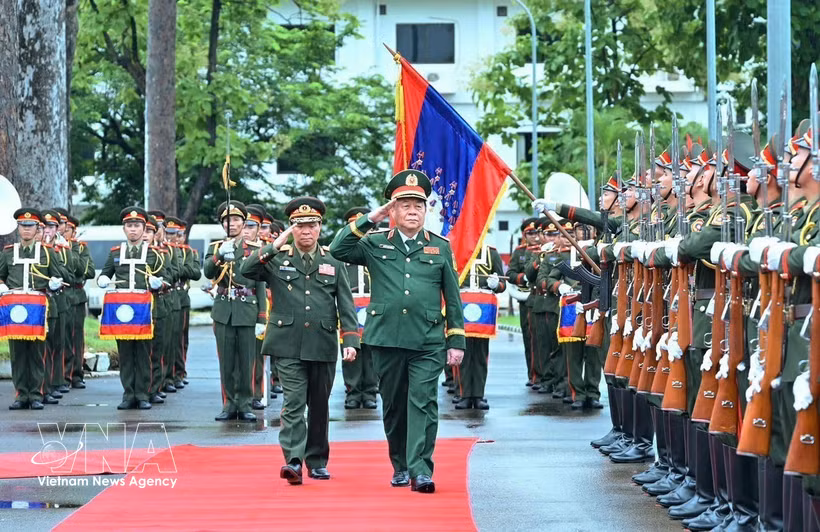 El general Nguyen Trong Nghia, miembro del Buró Político del Partido Comunista y director del Departamento General de Política del Ejército Popular de Vietnam en la ceremonia de bienvenida (Fuente: VNA)