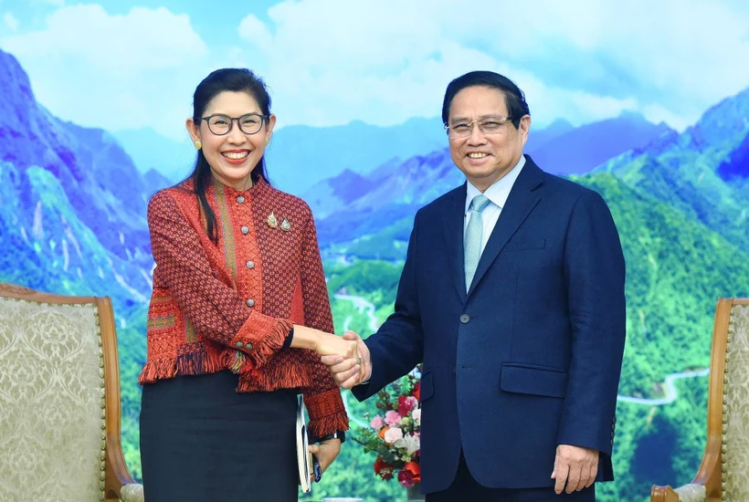 El primer ministro vietnamita, Pham Minh Chinh, recibe a la embajadora tailandesa, Urawadee Sriphiromya (Fuente: VNA)