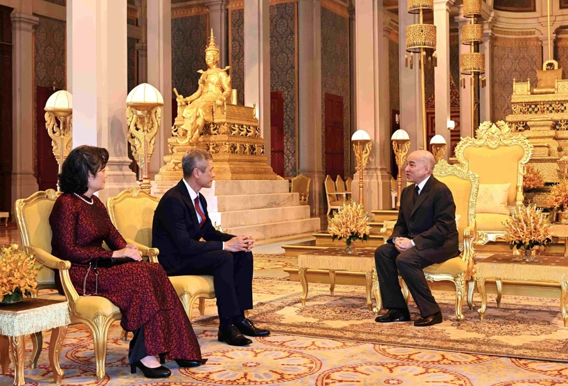 El rey de Camboya, Norodom Sihamoni, recibe al nuevo embajador vietnamita en Phnom Penh, Nguyen Minh Vu (Fuente: VNA)