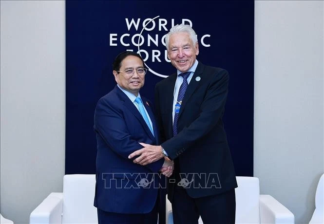 El primer ministro vietnamita, Pham Minh Chinh, recibe a Peter Brabeck-Letmathe, presidente interino del Foro Económico Mundial (Fuente: VNA)