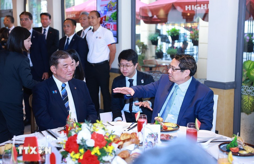 El primer ministro Pham Minh Chinh y su esposa compartieron un desayuno tradicional vietnamita con el premier Ishiba y su cónyuge, acompañándolo con café local (Fuente: VNA)