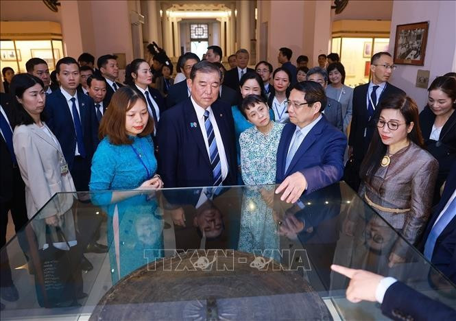 Los primeros ministros de Vietnam y Japón, Pham Minh Chinh e Ishiba Shigeru, acompañados de sus esposas, realizan una visita al Museo Nacional de Historia de Vietnam en Hanoi (Fuente: VNA)