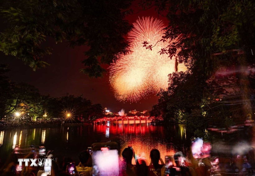 Hanoi conmemora el 80.º aniversario del Día Nacional de Vietnam con un impresionante show de fuegos artificiales (Fuente: VNA)
