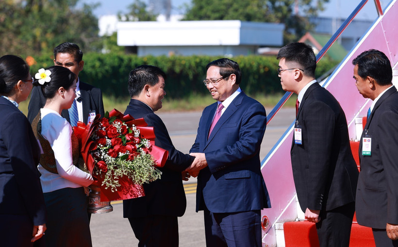 El primer ministro de Vietnam, Pham Minh Chinh, arriba al aeropuerto internacional de Wattay, en Vientiane, para comenzar una visita de trabajo a Laos (Fuente: VNA)
