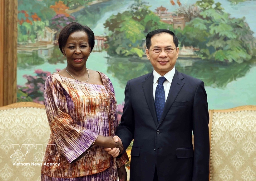 El viceprimer ministro de Vietnam, Bui Thanh Son, y la secretaria general de la Organización Internacional de la Francofonía (OIF), Louise Mushikiwabo (Fuente: VNA)