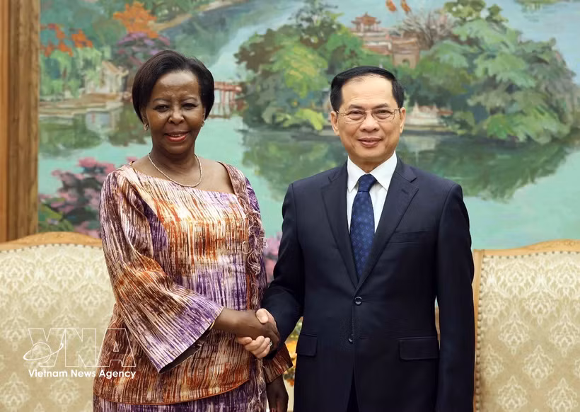 El viceprimer ministro de Vietnam, Bui Thanh Son, y la secretaria general de la Organización Internacional de la Francofonía (OIF), Louise Mushikiwabo (Fuente: VNA)