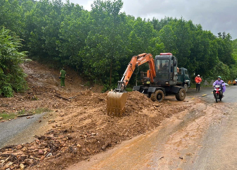 Las autoridades locales limpian un deslizamiento de tierra en la Carretera Nacional 14G, en la ciudad cetral de Da Nang. Foto: VNA