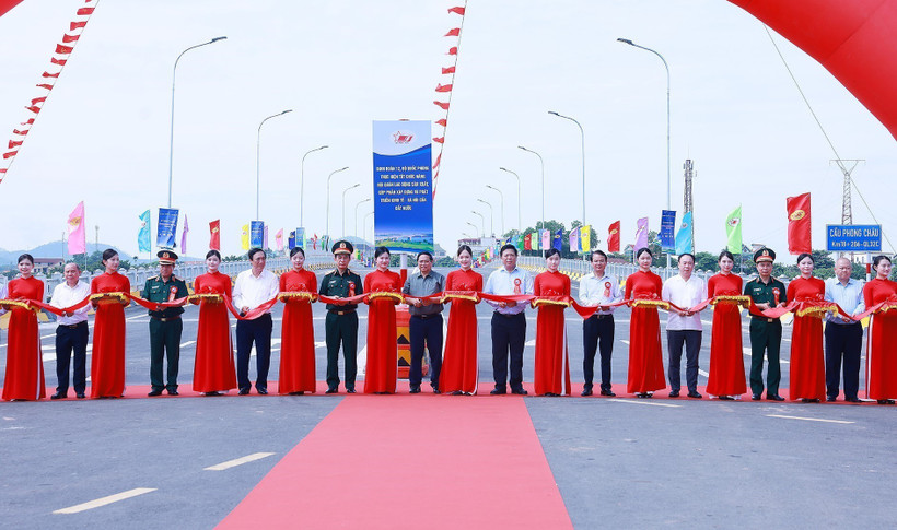 En la ca ceremonia de inauguración del nuevo puente Phong Chau (Fuente: VNA)
