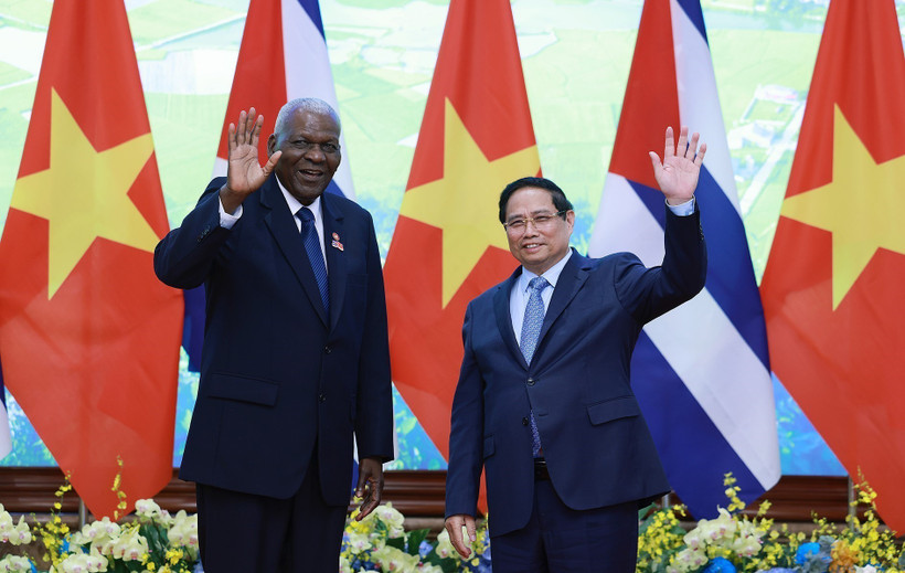 El primer ministro de Vietnam, Pham Minh Chinh y el presidente de la Asamblea Nacional del Poder Popular y del Consejo de Estado de Cuba, Esteban Lazo Hernández (Fuente: VNA)