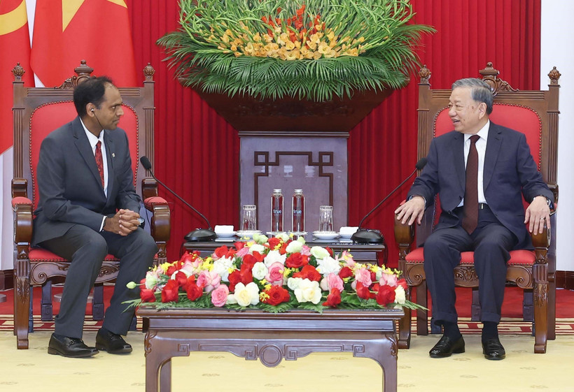El secretario general del Partido Comunista de Vietnam, To Lam, recibe a Sandeep Bharathi, presidente del Grupo tecnológico Marvell de Estados Unidos (Fuente: VNA)
