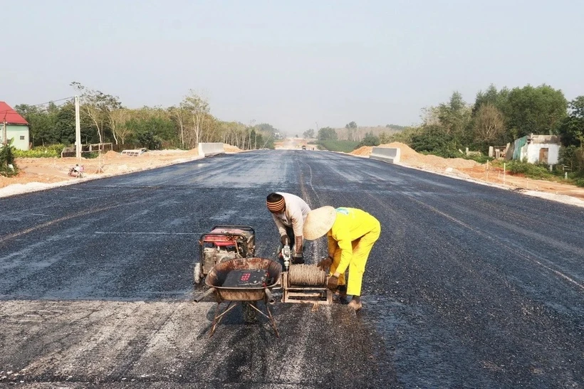 Los obreros siguen trabajando duro en los días feriados del Tet para asegurar el progreso de las tareas asignadas (Fuente: VNA)