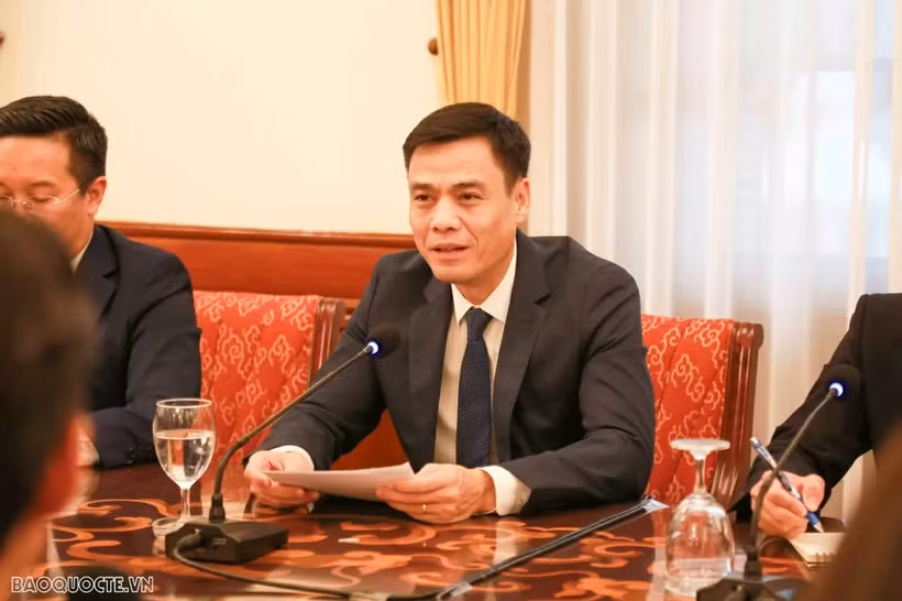 El viceministro de Relaciones Exteriores de Vietnam, Dang Hoang Giang, habla en la cita (Fuente: baoquocte.vn)