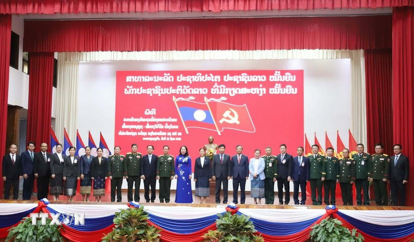 La vicepresidenta Vo Thi Anh Xuan y su par laosiana Pany Yathotou se toman una foto en la ceremonia. (Foto: VNA)