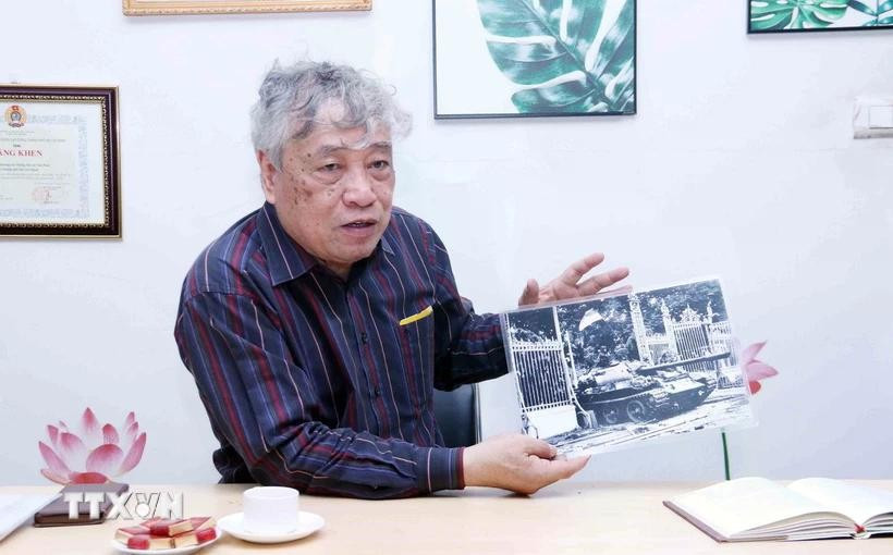 El periodista Tran Mai Huong con la foto titulada "El tanque del Ejército de Liberación entra al Palacio de Independencia al mediodía del 30 de abril de 1975"(Fuente: VNA)