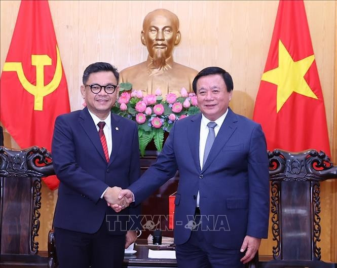 Nguyen Xuan Thang, miembro del Buró Político del Partido Comunista de Vietnam (PCV) y director de la Academia Nacional de Política Ho Chi Minh y Ace Hasan Syadzily, presidente de la LEMHANNAS (Fuente: VNA)