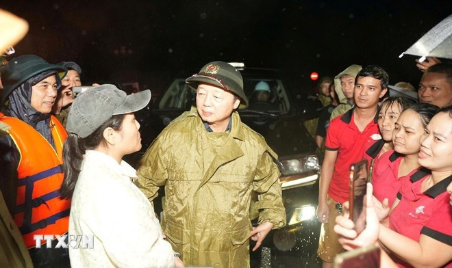 El viceprimer ministro Tran Hong Ha visita a los residentes de la calle Chi Lang en la ciudad de Hue, que se encuentra inundada (Fuente: VNA)