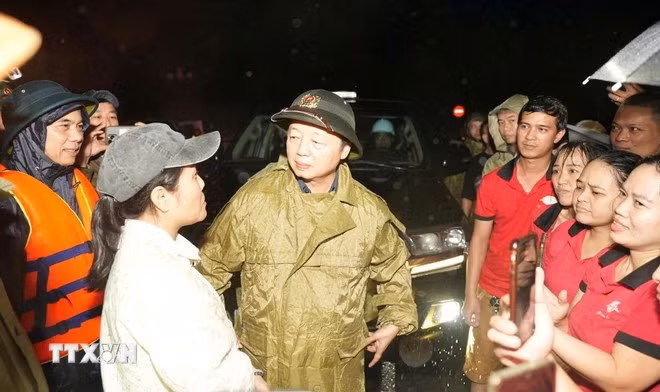 El viceprimer ministro Tran Hong Ha visita a los residentes de la calle Chi Lang en la ciudad de Hue, que se encuentra inundada (Fuente: VNA)