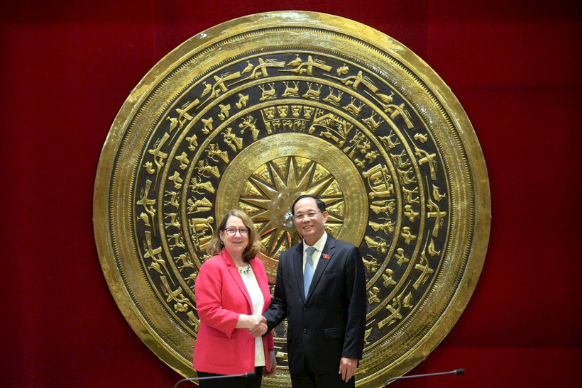 El vicepresidente de la Asamblea Nacional de Vietnam, Tran Quang Phuong, recibe a la presidenta de la USCC, Reva Price (Fuente: VNA)