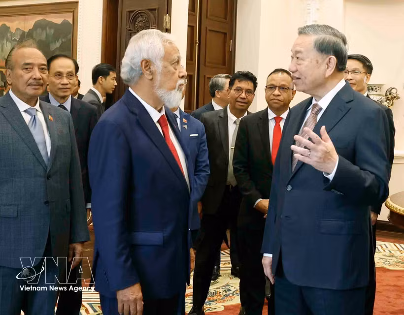 El primer ministro de Timor Oriental, Kay Rala Xanana Gusmão, junto al líder vietnamita To Lam, durante una recepción el 10 de junio antes de su partida de regreso a su país. Foto: VNA
