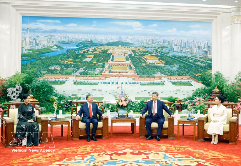 El secretario general del PCV y presidente de Vietnam,To Lam, y su esposa, junto con el secretario general del PCCH y presidente de China Xi Jinping y su esposa, asisten a una merienda. Foto: VNA