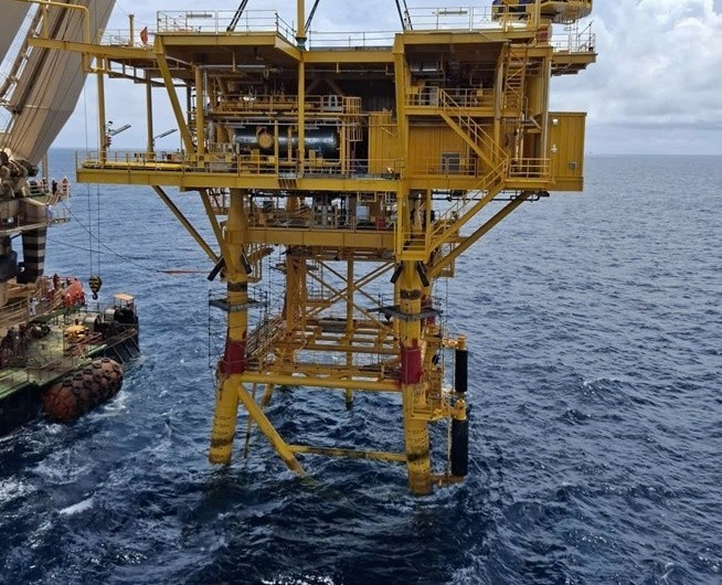 La instalación fue realizada por la empresa de construcción utilizando el buque grúa Hoang Sa (Fuente: VNA)