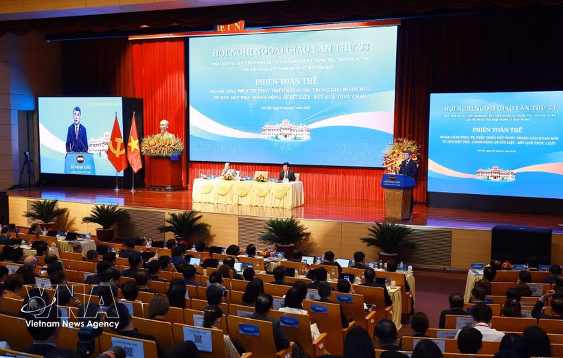 Sesión plenaria de la 33.ª Conferencia Diplomática, mañana del 4 de agosto de 2026. Foto: VNA