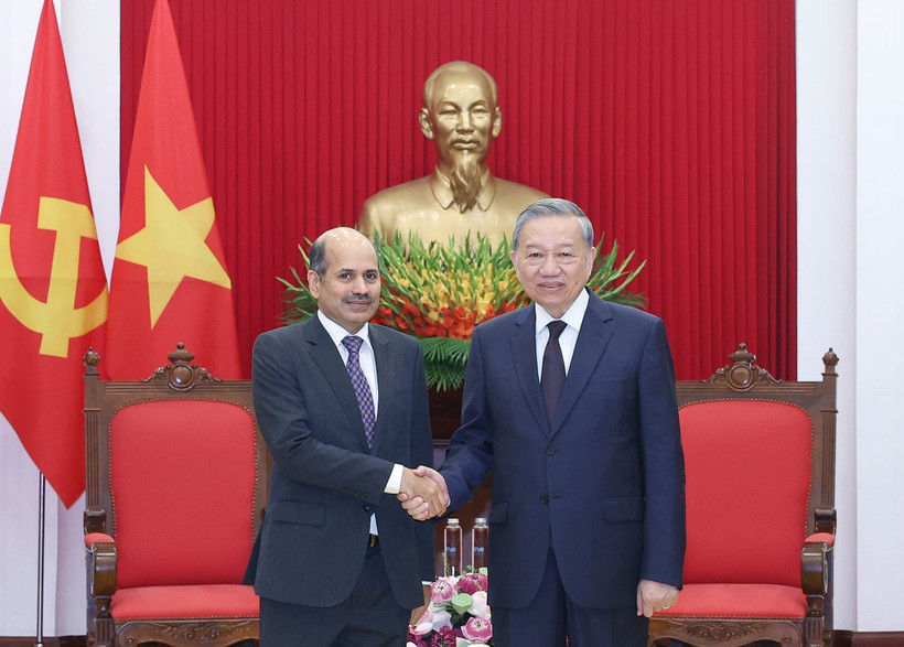 El secretario general del Partido Comunista de Vietnam, To Lam, recibe al embajador indio, Sandeep Arya (Fuente: VNA)