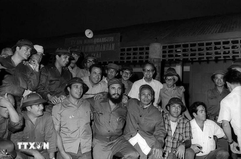 Fidel Castro y la delegación cubana se tomaron una foto de recuerdo en la Estación de Ben Hai durante una visita a la zona liberada de Vietnam del Sur, el 15 de septiembre de 1973. (Foto: VNA)