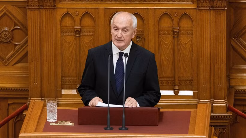 András Baka pronuncia un discurso ante el Parlamento húngaro en Budapest tras ser elegido presidente, el 11 de agosto de 2026. (Foto: Xinhua/VNA)