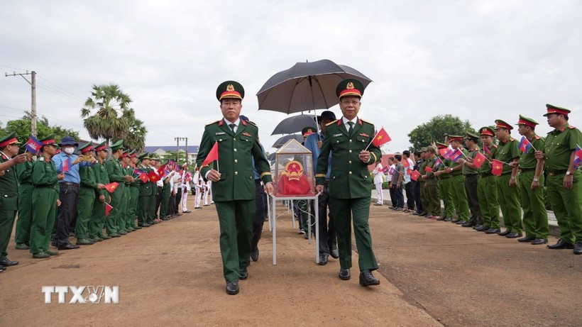 Recepción de los restos de los mártires en el paso fronterizo camboyano de Bavet hasta el paso fronterizo internacional de Xa Mat, provincia de Tay Ninh. (Foto: VNA)